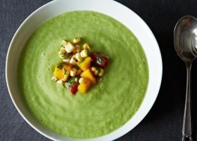 طريقة عمل شوربة الأفوكادو الساخنة باللوز المحمص