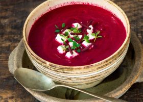 طريقة عمل شوربة البنجر بالبرتقال والفلفل الأسود المحمص