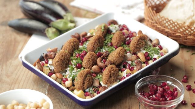 طريقة عمل فتة الفلافل بالطحينة والرمان