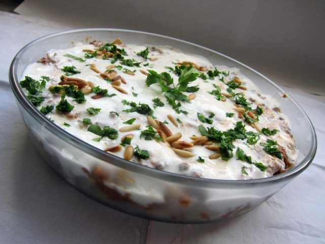 طريقة عمل فتة الكنافة باللحم المفروم واللبن الزبادى