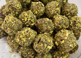 طريقة عمل كرات التمر بالحليب المكثف و الشاي الاخضر