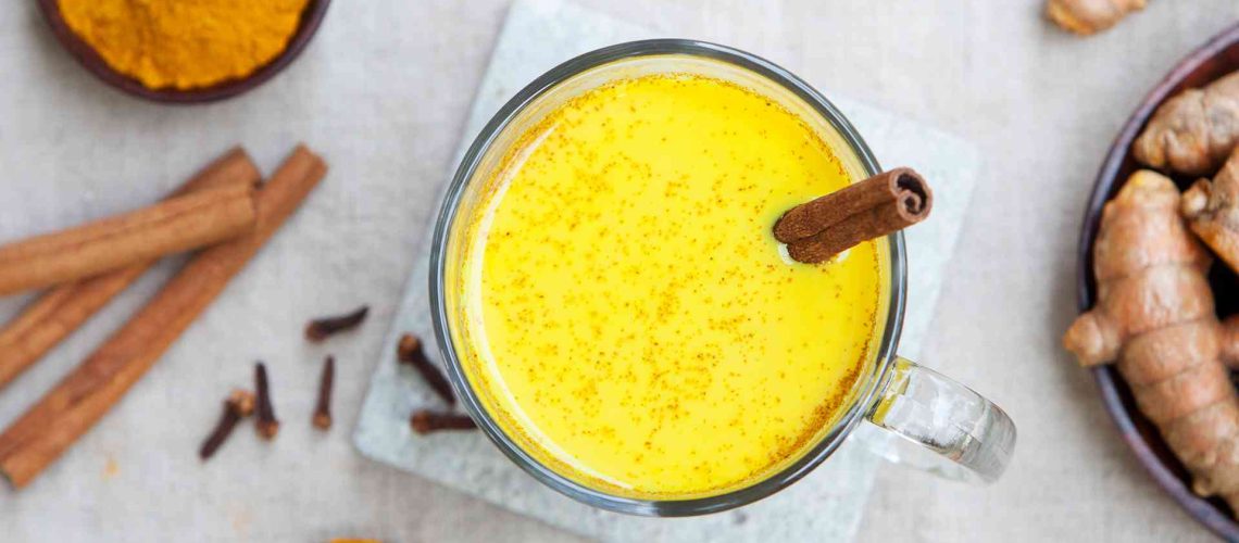 طريقة عمل مشروب الحليب الذهبي بجوزة الطيب والكركم المحمص