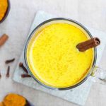 طريقة عمل مشروب الحليب الذهبي بجوزة الطيب والكركم المحمص