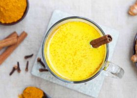 طريقة عمل مشروب الحليب الذهبي بجوزة الطيب والكركم المحمص