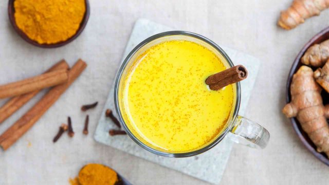 طريقة عمل مشروب الحليب الذهبي بجوزة الطيب والكركم المحمص