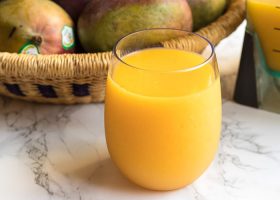 طريقة عمل مشروب المانجو الساخن والقرفة والفلفل الأسود