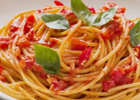 طريقة عمل مكرونة الشعير المنبت بصلصة الجوز والبرقوق المجفف