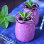 طريقة عمل سموثي التوت بالزبادي