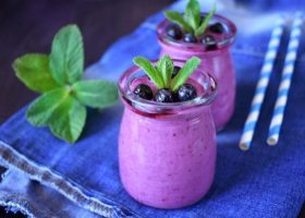 طريقة عمل سموثي التوت بالزبادي