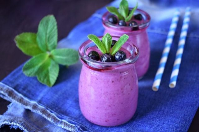 طريقة عمل سموثي التوت بالزبادي