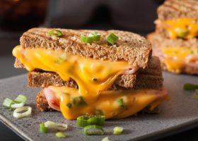 طريقة عمل توست مقرمش بجبن الشيدر