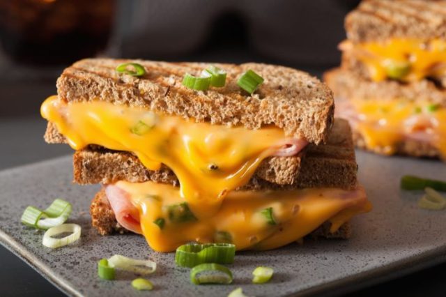 طريقة عمل توست مقرمش بجبن الشيدر