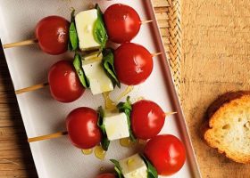 طريقة عمل أعواد الجبن والزيتون مع خبز التورتيلا