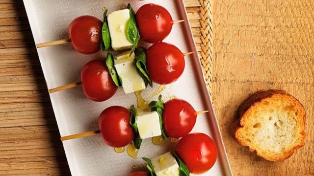 طريقة عمل أعواد الجبن والزيتون مع خبز التورتيلا