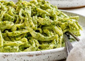طريقة عمل مكرونة باردة بصوص الافوكادو والريحان والجرجير