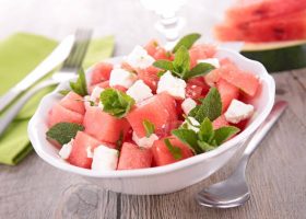 طريقة عمل سلطة البطيخ والمشروم بصوص الفستق الحار