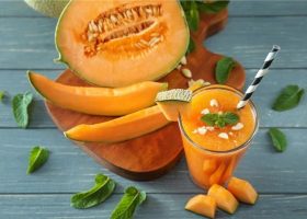 طريقة عمل عصير الشمام بالفلفل الابيض وشرائح الخيار