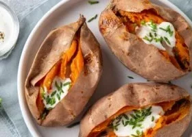 طريقة عمل أقمار البطاطا البنفسجية بصوص العسل الحار والفانيليا