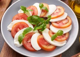 طريقة عمل سلطة كابريزي بالجبن والطماطم