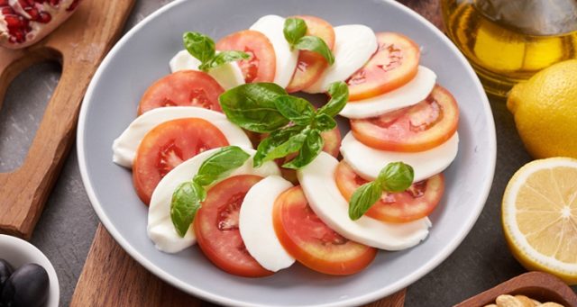 طريقة عمل سلطة كابريزي بالجبن والطماطم