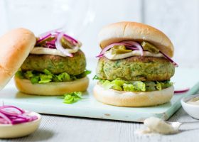 طريقة عمل برجر الفلافل المحشية بالجبنة الرومى والنعناع المجفف