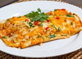 طريقة عمل اومليت البرتقال والريحان مع شرائح الجبن الأزرق