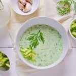 طريقة عمل شوربة باردة من الخيار و الزبادى بالنعناع والبابونج