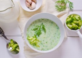 طريقة عمل شوربة باردة من الخيار و الزبادى بالنعناع والبابونج