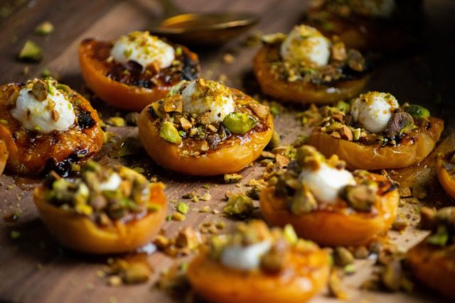 طريقة عمل كنافة مقرمشة بحشوة الجبن الأزرق والمشمش المجفف