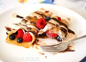 طريقة عمل كريب الكركم بحشوة الجبن الكريمى والعنب الأحمر