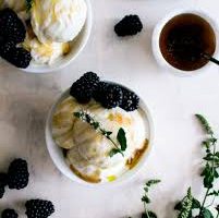 طريقة عمل ايس كريم الزبادى بالزعتر البري والعسل الأسود