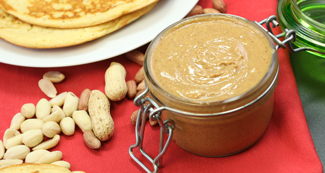 طريقة عمل صوص كريمة الفول السوداني لتزيين الحلويات