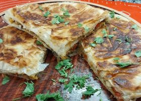 طريقة عمل بيض بالخضار فى عجينة الجلاش