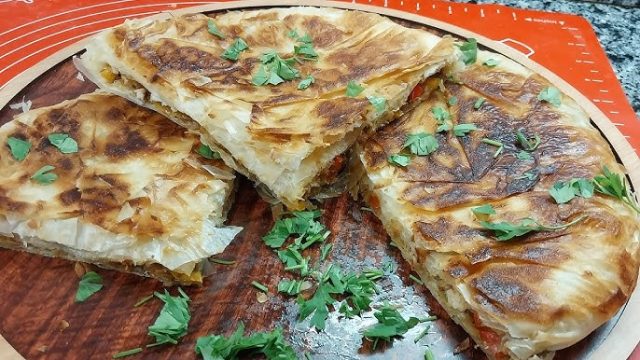 طريقة عمل بيض بالخضار فى عجينة الجلاش