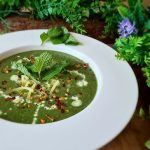 طريقة عمل شوربة الغموض الأخضر السبانخ والكيوى والريحان بالزنجبيل المدخن