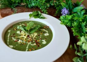 طريقة عمل شوربة الغموض الأخضر السبانخ والكيوى والريحان بالزنجبيل المدخن