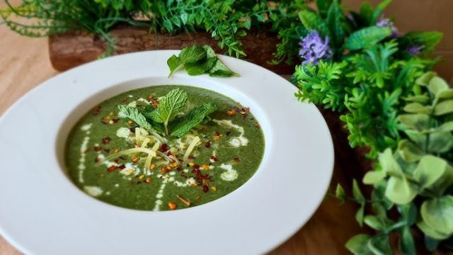 طريقة عمل شوربة الغموض الأخضر السبانخ والكيوى والريحان بالزنجبيل المدخن