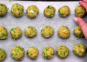 طريقة عمل كرات الكوسة المحشية بالشوكولاتة الداكنة والنعناع