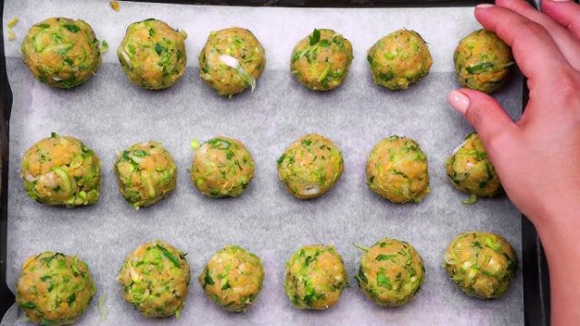 طريقة عمل كرات الكوسة المحشية بالشوكولاتة الداكنة والنعناع