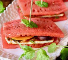 طريقة عمل برجر البطيخ بشرائح الحلوم وصوص الريحان