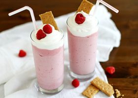 طريقة عمل ميلك شيك الشوكولاتة البيضاء بالتوت