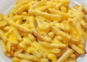 طريقة عمل بطاطس مقلية مع الدجاج وصلصة الجبنة