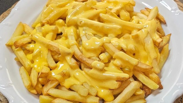 طريقة عمل بطاطس مقلية مع الدجاج وصلصة الجبنة