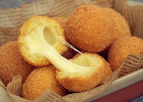 طريقة عمل بطاطس محشية بالجبنة والعسل الأسود