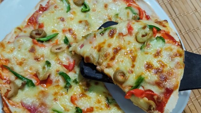 طريقة عمل البيتزا السريعة بالتورتيلا