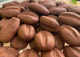 طريقة عمل بسكويت القهوة المحشية بالجبنة الكريمية والريحان