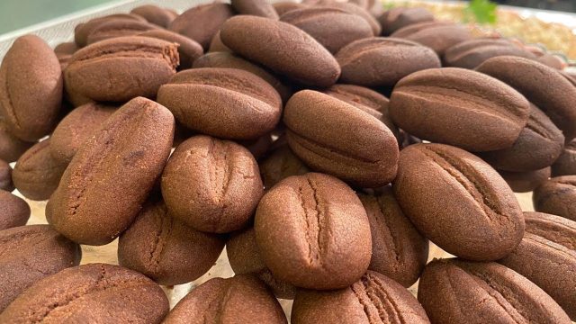 طريقة عمل بسكويت القهوة المحشية بالجبنة الكريمية والريحان