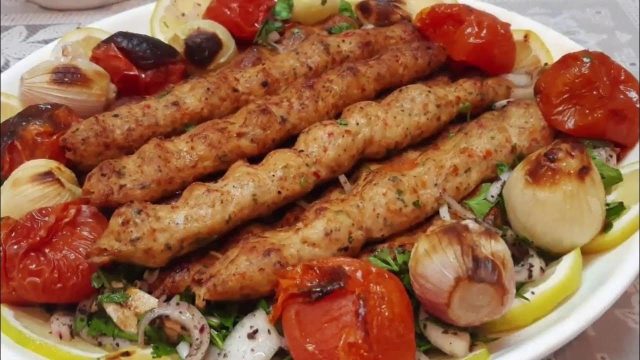 طريقة عمل كباب البطيخ المشوي على الفحم بجناح دجاج مفروم