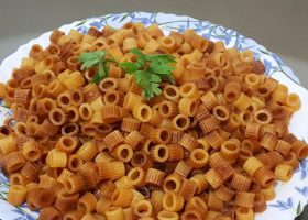 طريقة عمل مكرونة الشعير المحمص بصلصة التمر والطحينة