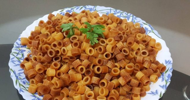 طريقة عمل مكرونة الشعير المحمص بصلصة التمر والطحينة